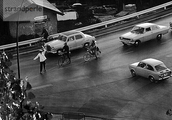 Verkehrsregelung durch die Polizei am Brückenberg  1965  Rosenheim  historische Fotografie  Oberbayern  Bayern  Deutschland  Europa