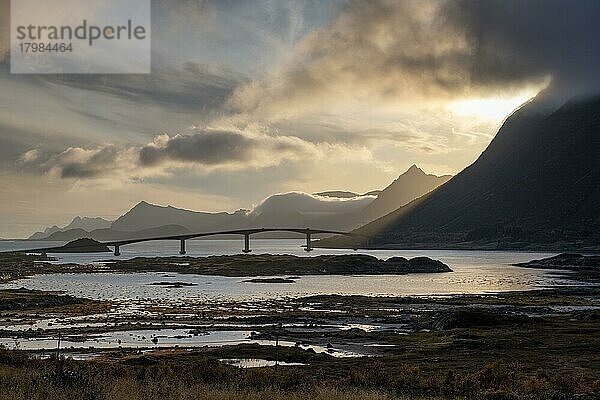 Abendstimmung mit Brücke an der Küste der Lofoten  Moskenesøy  Lofoten  Norwegen  Europa