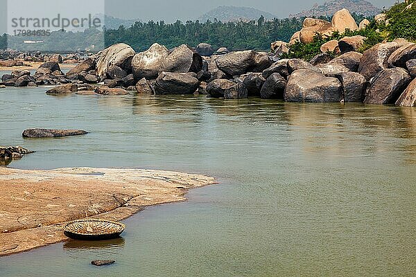 Traditionelles Korbgeflecht Korakboot in Hampi am Ufer des Tungabhadra-Flusses  Hampi  Karnataka  Indien  Asien