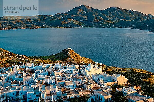 Blick auf das Dorf Plaka auf der Insel Milos mit traditionellen griechischen weißen Häusern bei Sonnenuntergang  Plaka Stadt  Insel Milos  Griechenland  Europa