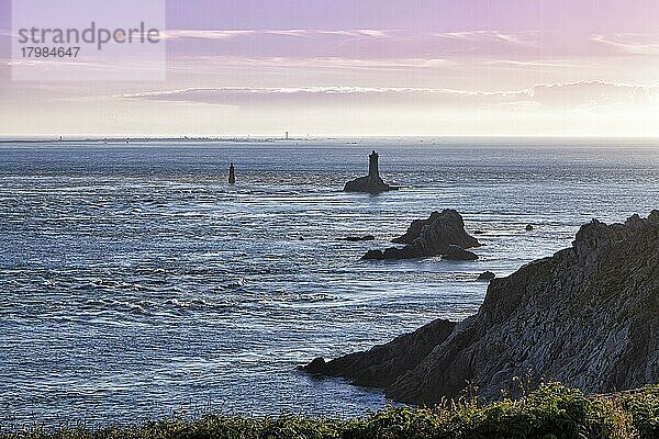 Pointe du Raz mit Leuchtturm Phare de la Vieille  Silhouette vor Abendhimmel  Cap Sizun  Département Finistère  Bretagne  Frankreich  Europa