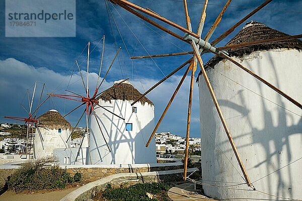 Blick auf die berühmten Windmühlen von Mykonos-Stadt. Traditionelle griechische Windmühlen auf der Insel Mykonos  Kykladen  Griechenland  Europa