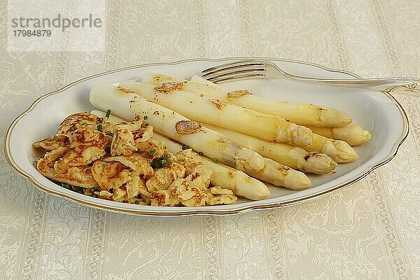 Badische Küche  Spargel mit Kratzete  Flädle  Pfannkuchen aus Kartoffelteig in Stücke zerrissen mit weißem Spargel  Gemüse  gesund  deftig  aus der Pfanne  vegetarisch  typisch Badisch  Traditionsküche  Servierplatte  Gabel  Foodfotografie  Studio  Deutschland  Europa