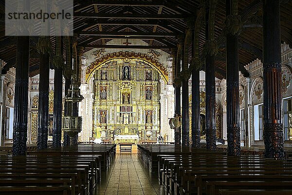 Beleuchteter Innenraum der Kathedrale bei Nacht  San Ignacio de Velasco  Departement Santa Cruz  Bolivien  Südamerika