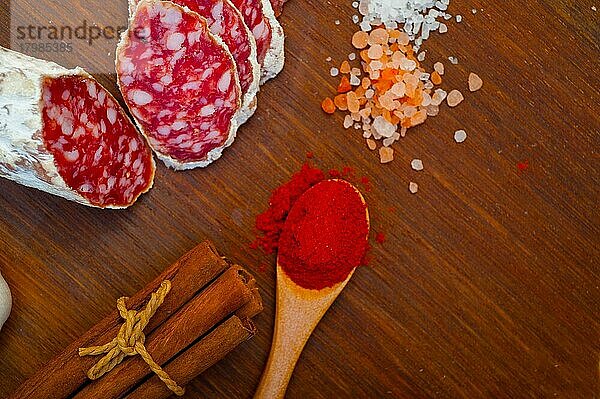 Traditionelle italienische Salamiwurst auf einem Holzbrett aufgeschnitten