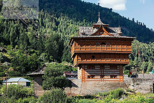 Bhimakali-Tempel  gewidmet der Muttergöttin Bhimakali  Sarahan  Kinnaur  Himachal Pradesh  Indien. Traditionelle Architektur von Himachal Pradesh  Holzschichten wechseln sich mit gebrochenen Steinen ab