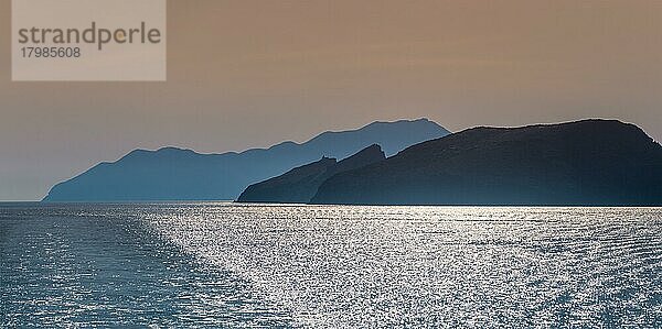 Panorama der Kykladen griechischen Inseln Silhouetten in der Ägäis  Griechenland  Europa