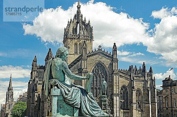 Denkmal für David Hume  Kirche  Glücksbringer  Edinburgh Altstadt  Royal Mile  Edinburgh  Schottland  Großbritannien  Europa