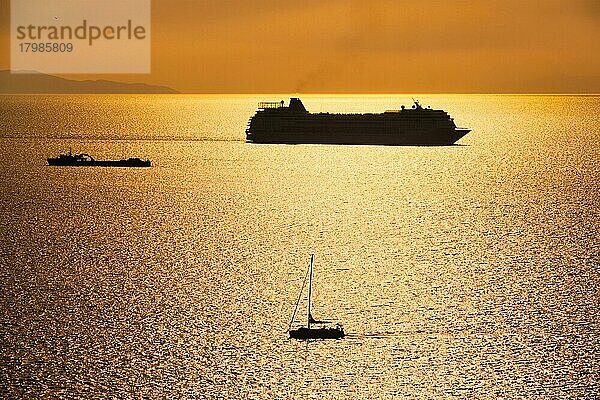 Kreuzfahrtschiff und Yacht Boot Silhouetten in der Ägäis bei Sonnenuntergang  Mykonos Insel  Griechenland  Europa