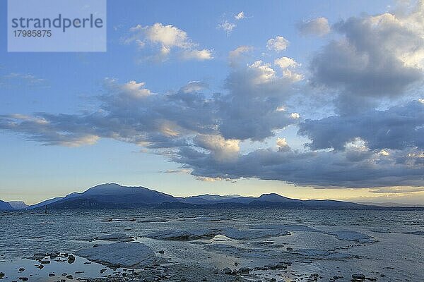 Nordspitze der Halbinsel Sirmione  Sirmione  Brescia  Gardasee  Lago di Garda  Lombardei  Italien  Europa