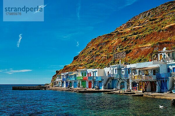 Malerisches griechisches Fischerdorf Klima mit weiß getünchten traditionellen Häusern und bunten Fenstern und Türen auf der Insel Milos in Griechenland