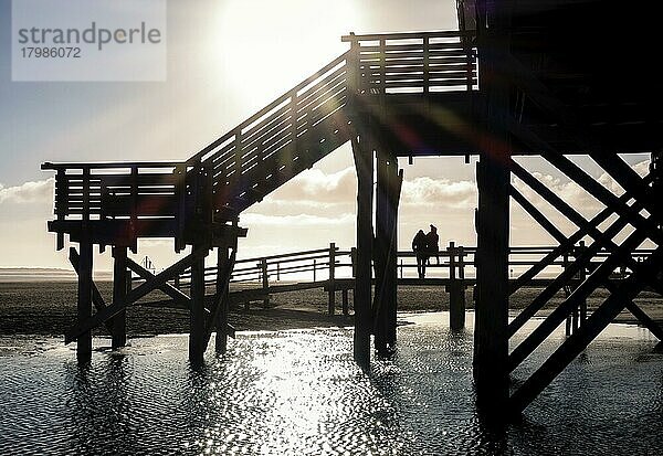 Holzstelzen im Gegenlicht an einem Strandhauses in Sankt Peter Ording  Schleswig-Holstein  Deutschland  Europa