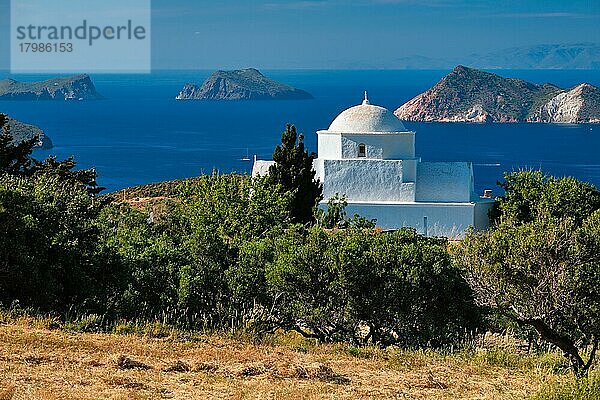 Blick auf die Insel Milos  das Ägäische Meer und die traditionelle griechisch-orthodoxe  weiß getünchte Kirche  Insel Milos  Griechenland  Europa