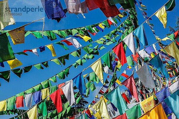 Buddhistische Gebetsfahnen Lungta mit Om Mani Padme Hum Buddhistisches Mantra-Gebet  das Lobpreisung des Juwels im Lotus bedeutet  auf Kora um Tsuglagkhang-Komplex  McLeod Ganj  Himachal Pradesh  Indien  Asien