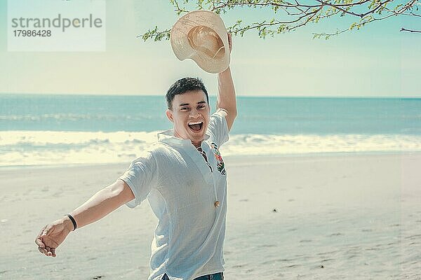 Glücklicher hübscher Mann im Urlaub im Freien  Glücklicher junger Mann am Strand  Touristenreise Rivas  Nicaragua  Mittelamerika