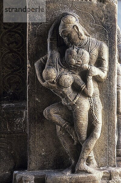 Liebespaar  Steinstatue im Perur-Tempel in der Nähe von Coimbatore  Tamil Nadu  Indien  Asien