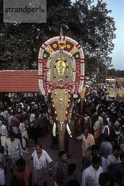 Vallanghy Nenmara Vela Festival in der Nähe von Palakkad oder Palghat  Kerala  Indien  Asien