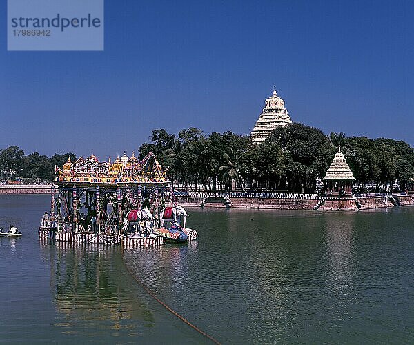 Floßfest im Vandiyur-Tank oder Mariyamman Teppakulam in Madurai  Tamil Nadu  Indien  Asien