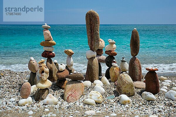 Konzept des Gleichgewichts und der Harmonie. Steine Kieselsteine stapeln am Strand Küste des blauen Meeres in der Natur. Meditative Kunst des Steinstapelns