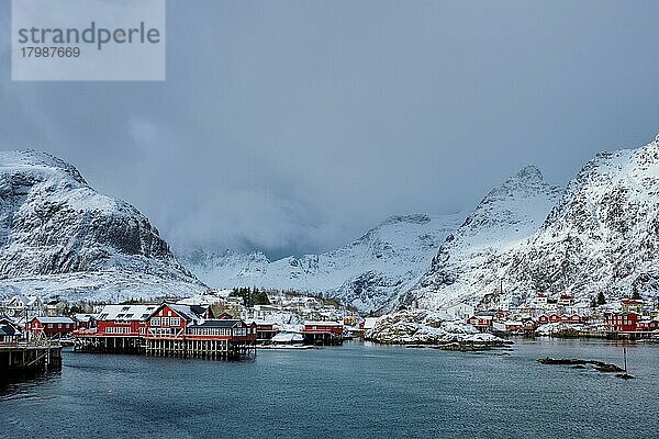 Traditionelles Fischerdorf A auf den Lofoten  Norwegen  mit roten Rorbu-Häusern. Mit Schnee im Winter  Europa