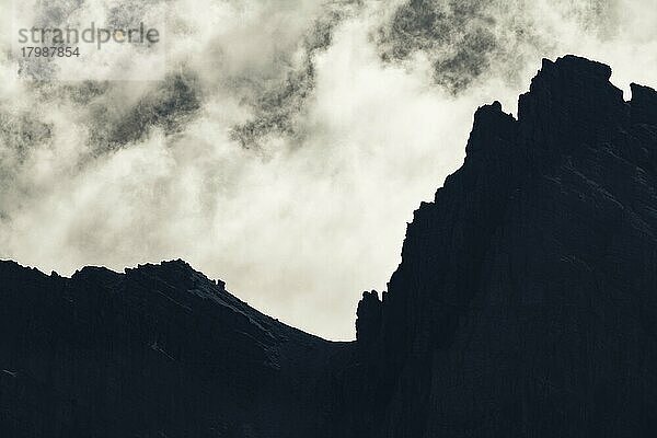 Gipfeldetail der Kalkkögel im Gegenlicht  mit dramatischen Wolken  Sellrain  Innsbruck  Tirol  Österreich  Europa