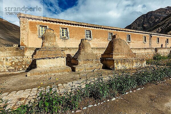 Buddhistisches Tabo-Kloster und Gompas aus Lehm im Tabo-Dorf im Spiti-Tal  das Kloster ist auf einer Hochebene des Himalaya in der Tradition der tibetischen buddhistischen Religion gebaut  Himachal Pradesh  Indien  Asien