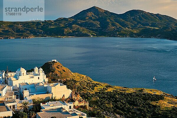 Blick auf das Dorf Plaka auf der Insel Milos mit traditionellen griechischen weißen Häusern bei Sonnenuntergang  Plaka Stadt  Insel Milos  Griechenland  Europa