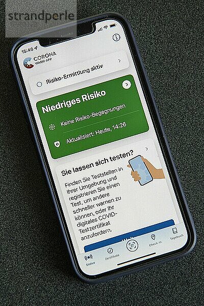 Corona Warnung Warnstufe Grün auf Display von Mobiltelefon  kein Kontakt Nähe mit infizierte Person  Deutschland  Europa