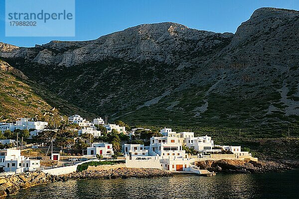 Kamares Stadt mit traditionellen weißen Häusern auf der Insel Sifnos bei Sonnenuntergang. Griechenland