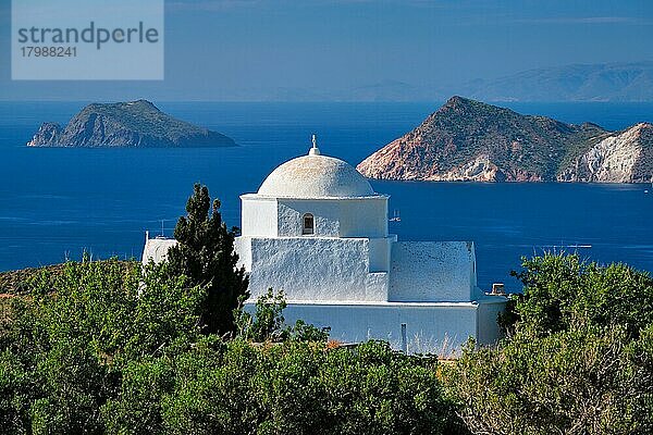 Blick auf die Insel Milos  das Ägäische Meer und die traditionelle griechisch-orthodoxe  weiß getünchte Kirche  Insel Milos  Griechenland  Europa