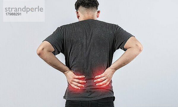 Mann mit Wirbelsäulenproblemen  Person mit Rückenproblemen auf isoliertem Hintergrund  Konzept für Lendenwirbelprobleme  ein wütender Mann mit Rückenschmerzen