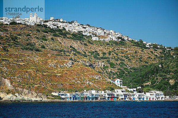 Die Dörfer Klima und Plaka mit weiß getünchten traditionellen Häusern  orthodoxer Kirche und Windmühlen auf der Insel Milos  Griechenland  Europa