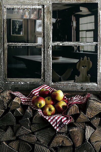 Frische Äpfel auf Holzbiege mit Blick in eine Bauernstube  Studioaufnahme  Composing  Deutschland  Europa