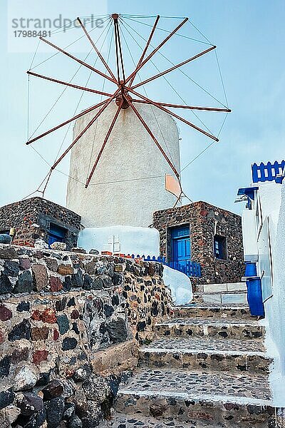 Alte traditionelle weißgetünchte griechische Windmühle auf der Insel Santorin in Oia mit Treppen auf der Straße  Oia Dorf  Santorin  Griechenland  Europa