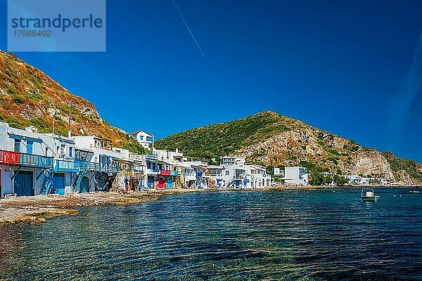 Malerisches griechisches Fischerdorf Klima mit weiß getünchten traditionellen Häusern und bunten Fenstern und Türen auf der Insel Milos in Griechenland