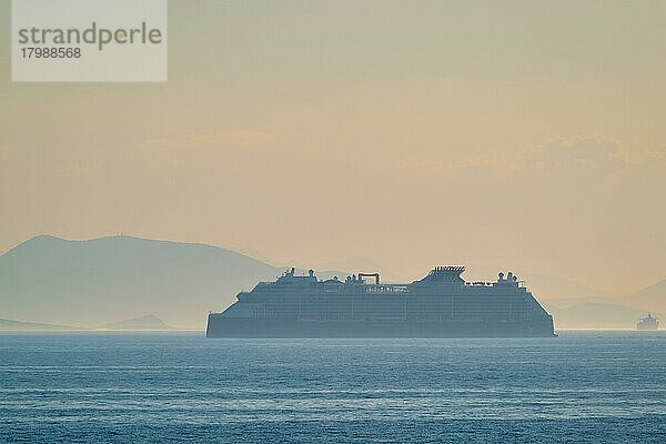 Silhouette eines Kreuzfahrtschiffes im Mittelmeer. Ägäisches Meer  Griechenland  Europa