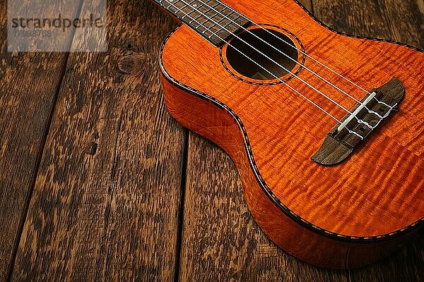 Ukulele Hawaiianische Gitarre Musikinstrument auf hölzernen Hintergrund close up