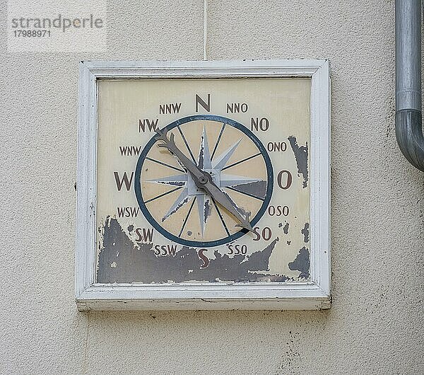 Alter Kompass an der Orangerie im Kurpark  Bad Homburg v. d. Höhe  Hessen  Deutschland  Europa