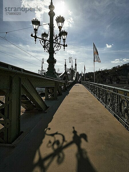 Laterne  Silhouetten  Fußweg auf der Freiheitsbrücke  Gegenlicht  Budapest  Ungarn  Europa