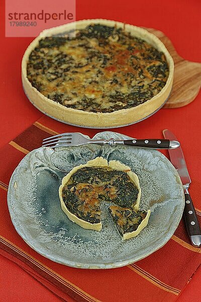 Schwäbische Küche  Spinatkuchen mit Mürbteigboden  salziger Kuchen angeschnitten auf Teller  Hauptgericht  backen  aus dem Ofen  typisch Schwäbisch  vegetarisch  gesund  Traditionsküche  Gabel  Messer  Foodfotografie  Studio  Deutschland  Europa