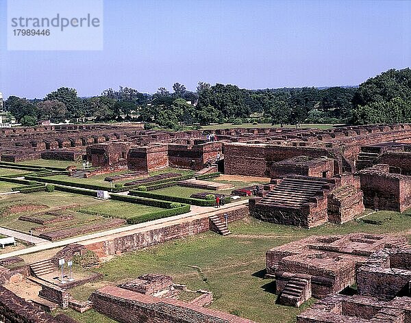 Ruinen der ältesten Nalanda-Universität und des buddhistischen Klosters im Bundesstaat Bihar  Indien. Nalandas traditionelle Geschichte geht auf Zeit des Buddha (6. -5. Jh. v. Chr.) und Mahavira  den Gründer der Jaina-Religion  zurück