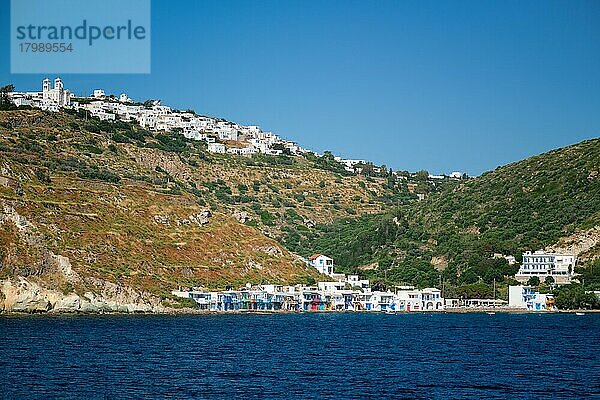 Die Dörfer Klima und Plaka mit weiß getünchten traditionellen Häusern  orthodoxer Kirche und Windmühlen auf der Insel Milos  Griechenland  Europa