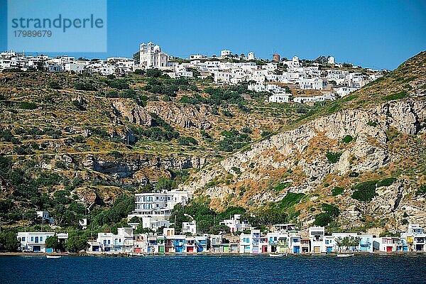 Die Dörfer Klima und Plaka mit weiß getünchten traditionellen Häusern  orthodoxer Kirche und Windmühlen auf der Insel Milos  Griechenland  Europa