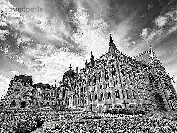 Parlamentsgebäude  Gegenlicht  Budapest  Ungarn  Europa