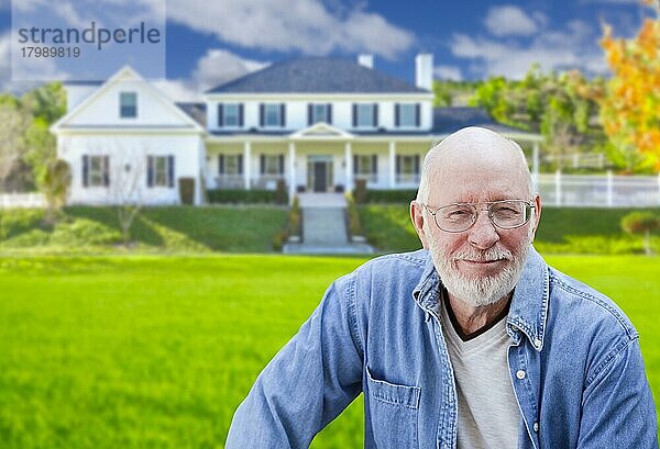 Älterer erwachsener Mann vor einem schönen Haus