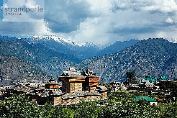 Bhimakali-Tempel  gewidmet der Muttergöttin Bhimakali  Sarahan  Kinnaur  Himachal Pradesh  Indien. Traditionelle Architektur von Himachal Pradesh  Holzschichten wechseln sich mit gebrochenen Steinen ab