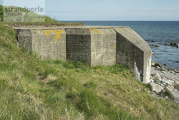 Betonbunker in einer mehr als 500 km langen Verteidigungslinie mit 1063 Betonbunkern entlang der schottischen Küste  die während des Zweiten Weltkriegs in den Jahren 1939-1940 gebaut wurde. Jetzt versiegelt. Ystad  Schonen Südküste  Ostsee  Schweden  Skandinavien  Europa