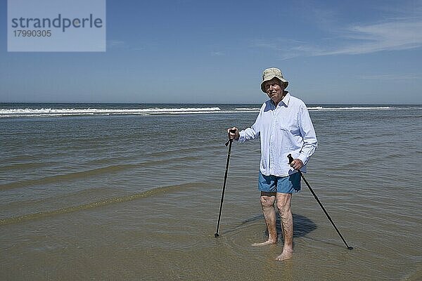 Älterer Mann geht am Strand spazieren  Insel Juist  Nordsee  Ostfriesland  Niedersachsen  Deutschland  Europa