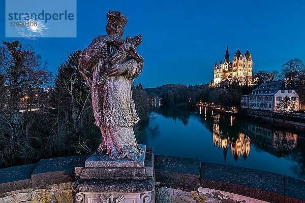Der Limburger Dom von der Alten Brücke mit Statue St. John of Nepomuk bei Abenddämmerung  Spiegelung im Fluss Lahn  Hessen  Deutschland  Europa