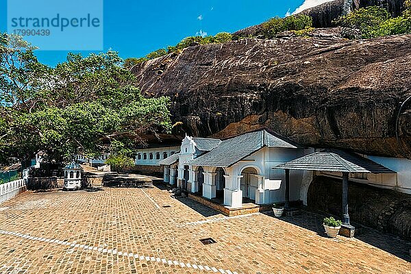 Felsenhöhle alter Dambulla-Höhlentempel ka Goldener Tempel von Dambulla in Dambulla  Sri Lanka  wichtige buddhistische religiöse Pilgerstätte und Touristenziel  Asien